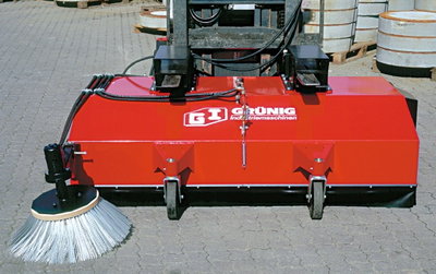 schmutzaufnehmende anbaukehrmaschine 01