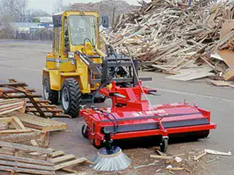 Holzabfälle kehren mit Grünig Kehrmaschine für Radlader