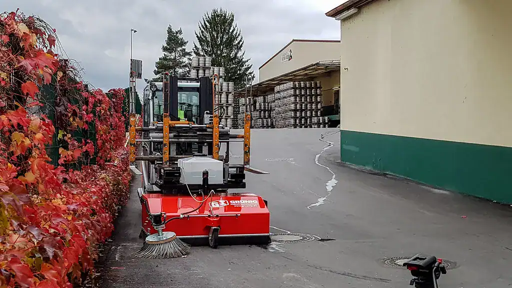 teaser_imagevideo_thumb Schmutzaufnehmende Kehrmaschine GSE Modell