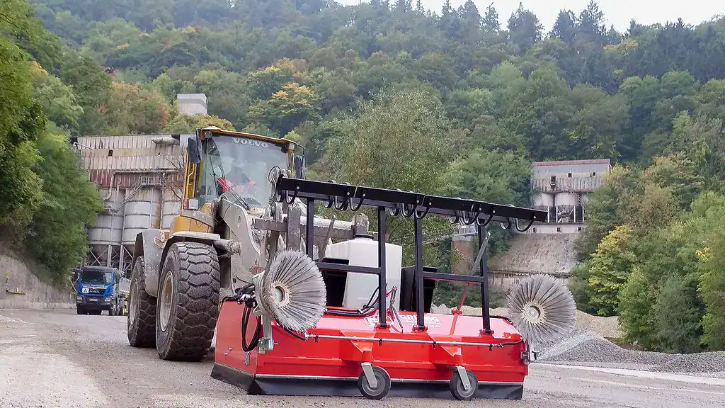 Große Kehrmaschine an einem Bagger