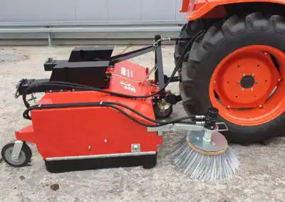 Anbau-Kehrmaschine für den Traktor